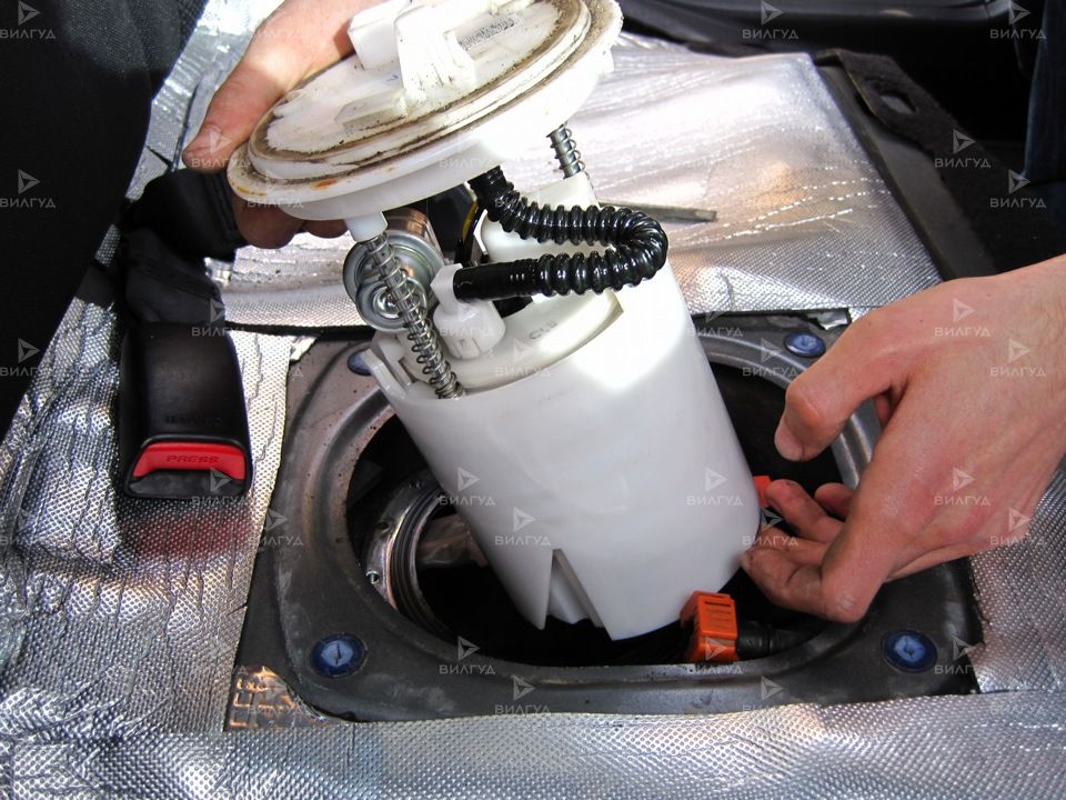 Замена топливного фильтра Toyota Vitz в Сургуте