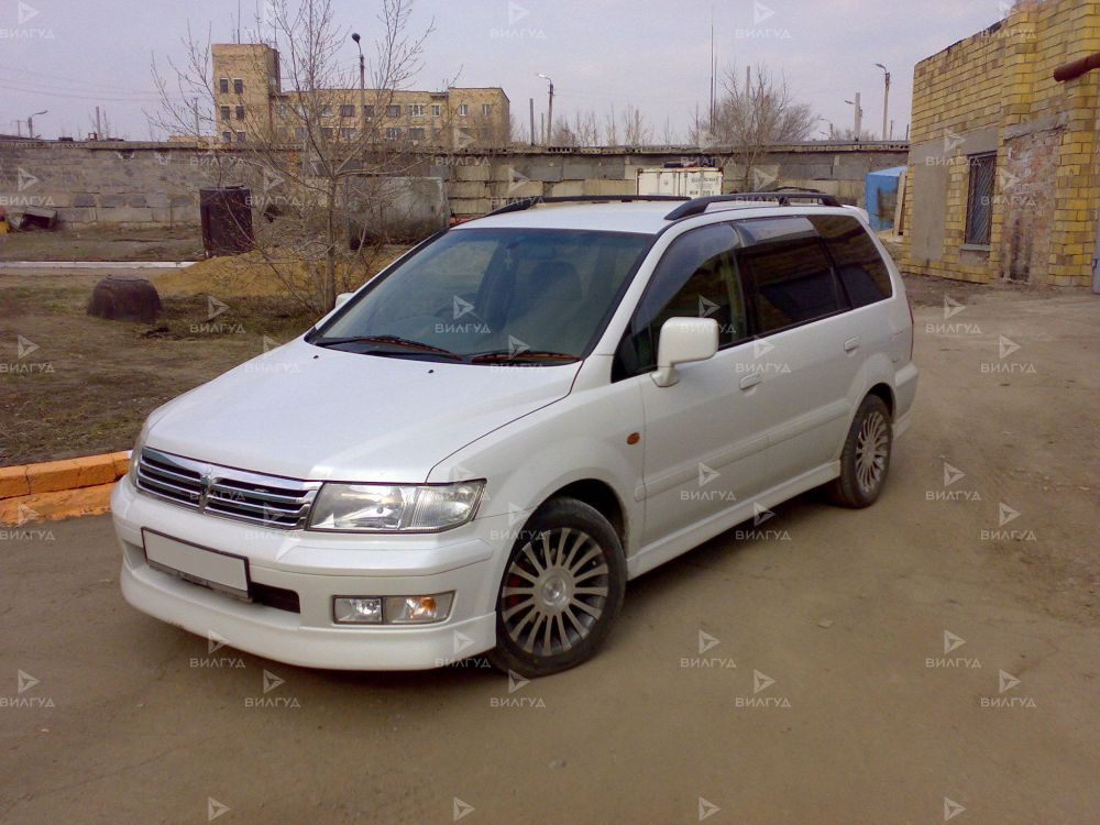 Замена масляного поддона Mitsubishi Chariot в Сургуте