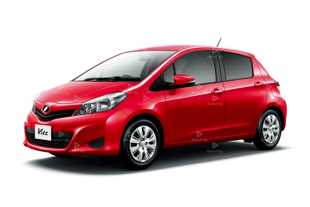 Замена салонного фильтра Toyota Vitz в Сургуте